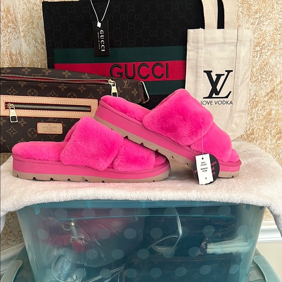 No Boundaries Women's Pink Fur Sandals - Picture 3 of 3